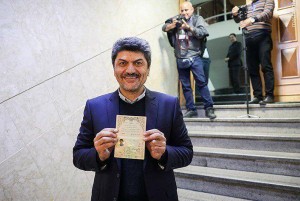 عکس/ ثبتنام مجری اخبار ورزشی در انتخابات مجلس